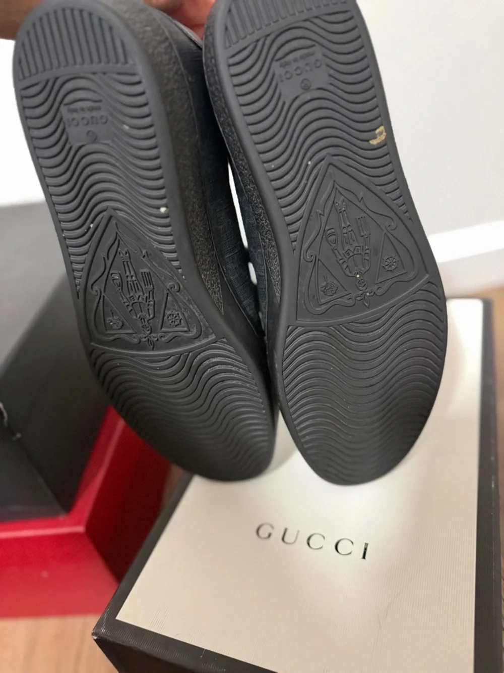 Gucci Men's Black Low-Top Lace-Up Sneakers